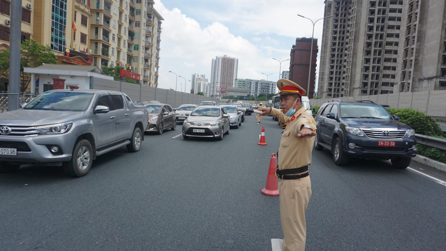 Lực lượng CSGT phân làn giao thông chiều 2/5 trên cao tốc Pháp Vân - Cầu Giẽ.