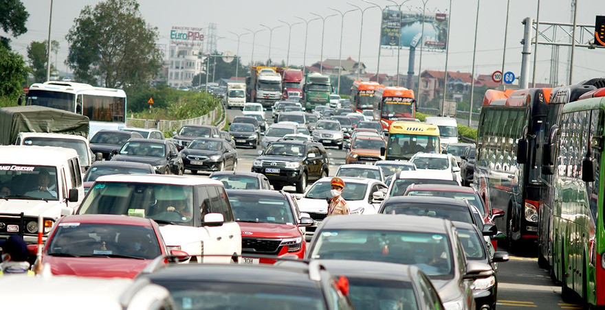 Gần 15h ngày 2/5, tại khu vực trước trạm thu phí Pháp Vân – Cầu Giẽ hướng đi trung tâm Hà Nội, chiếc xe tải BKS 29H-371.XX xảy ra va chạm với xe ô tô con BKS 30G-719.XX. 