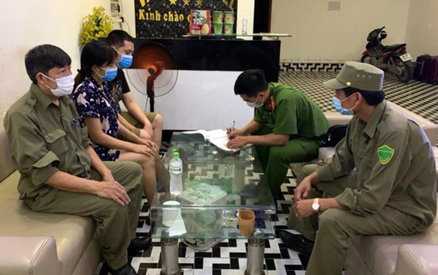 Công an kiểm tra, rà soát tạm trú trên địa bàn quận Hà Đông. Ảnh: ANTĐ