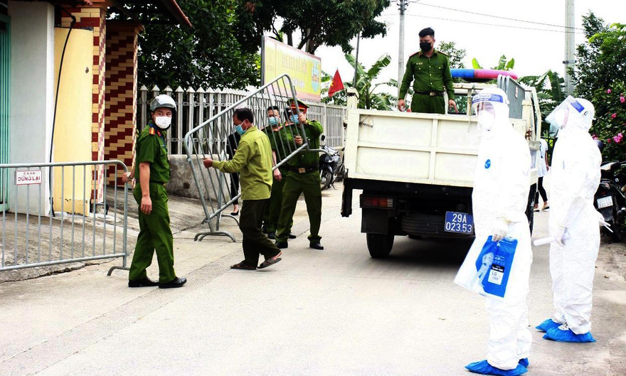 Lực lượng chức năng phong toả thôn nơi có ca dương tính với SARS-CoV-2.