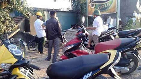 Trước nhà bà Hương rất đông người theo dõi vụ việc.