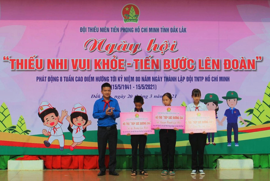 Đại diện lãnh đạo tỉnh đoàn trao hỗ trợ "Tiếp sức đường dài" cho học sinh khó khăn