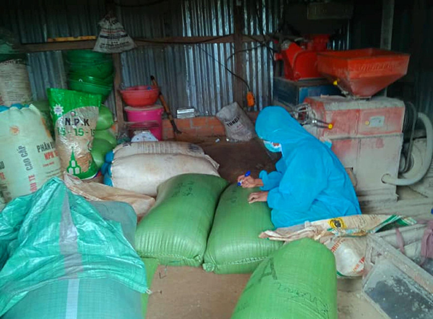 Tình nguyện viên hỗ trợ xay lúa cho dân