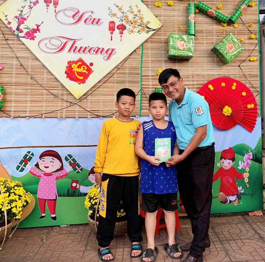 Giáo viên vùng sâu lì xì đặc biệt cho học sinh 