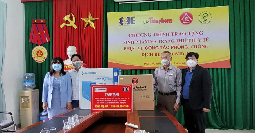 Đại diện tỉnh Đắk Lắk nhận máy xét nghiệm