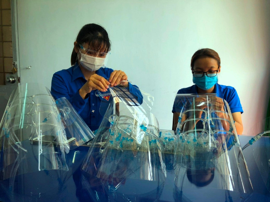 Đoàn thanh niên làm tấm chắn bảo hộ