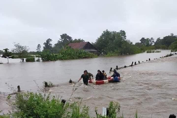Lực lượng chức năng huyện Ea Súp đưa người dân đến nơi an toàn