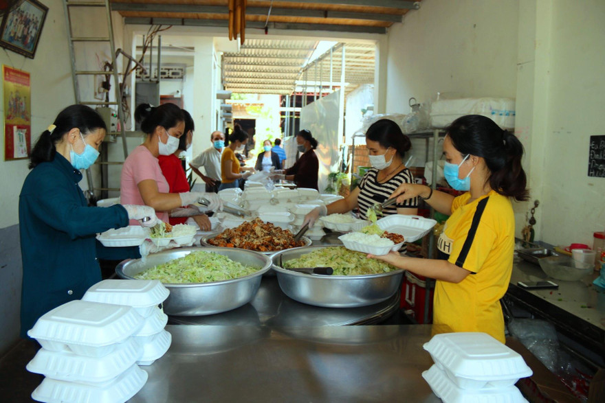 Đại gia đình bà Yêu nấu cơm hỗ trợ người dân khu cách ly