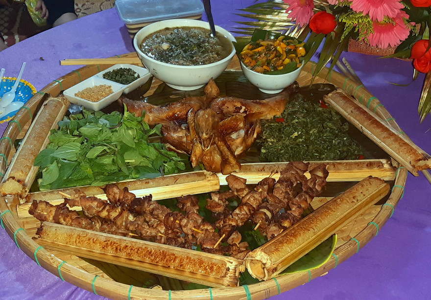 Cơm làm gà nướng là đặc sản của đồng bào Tây Nguyên