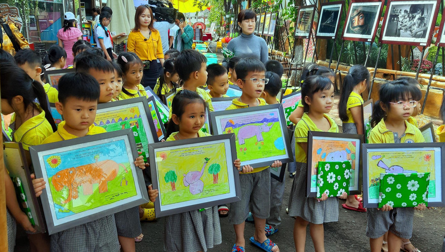 Các em thiếu nhi vẽ tranh theo chủ đề Những chú voi hạnh phúc