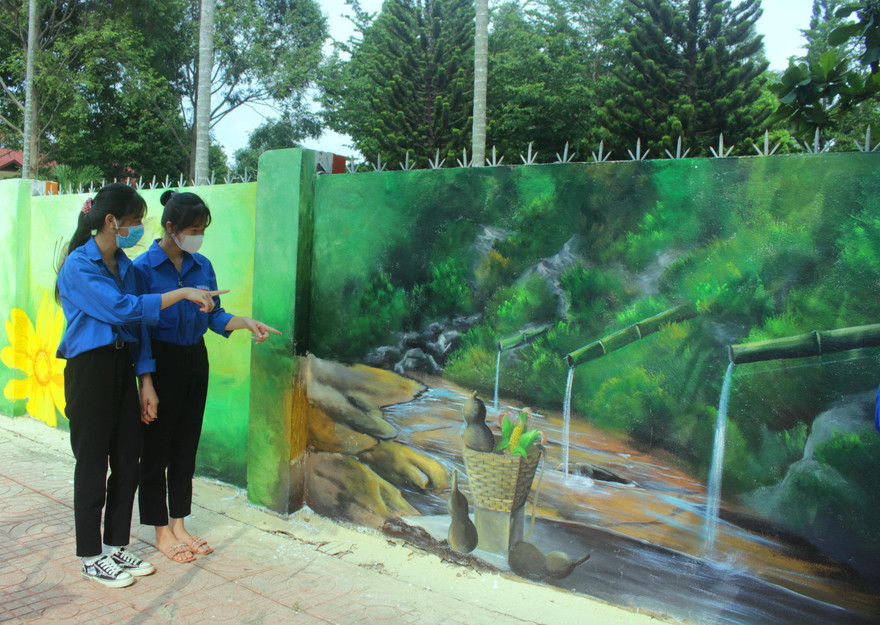 Đoàn làm mới tường cũ bằng những bức tranh sinh động