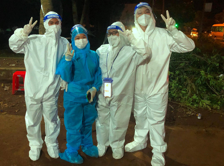 Nhật Trường (bìa phải) và các sinh viên trường Đại học Buôn Ma Thuột tham gia phòng chống dịch