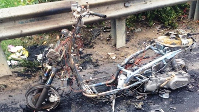 Chiếc xe máy chỉ còn trơ khung sau 5 phút.