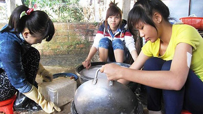 Để trang trải cuộc sống cũng như bớt phụ thuộc vào gia đình, không ít sinh viên hiện nay tìm việc làm thêm trong những lúc rảnh rỗi. (Ảnh minh họa).