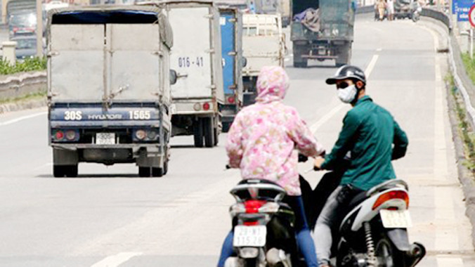 Dù có biển cấm, nhưng nhiều xe máy cố tình đi vào đường vành đai 3 trên cao Hà Nội. Ảnh: Bá Đô.