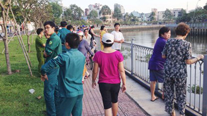 Chạy dọc bờ kênh tập thể dục buổi sáng nhiều người hoảng hồn khi thấy xác người nổi lềnh bềnh trên kênh.