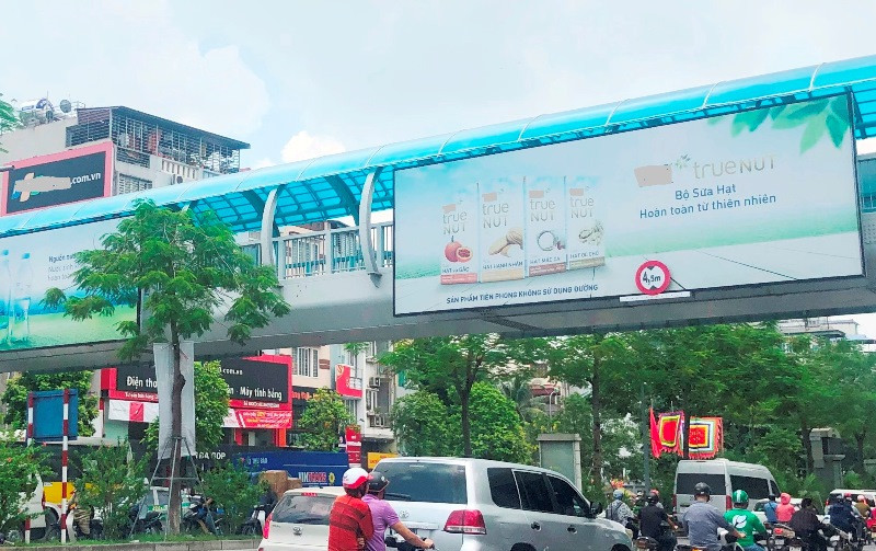 Mặc dù Vinasing đã bán quảng cáo tại cầu vượt phố Xã Đàn với giá 150.000 USD/năm (3,4 tỷ đồng) nhưng hiện biển này đã hết phép và bị tạm dừng việc cấp lại. Ảnh: A.Trọng