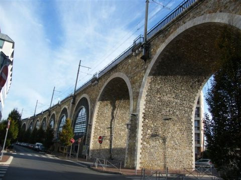 Khu vực vòm cầu - đường dẫn đường sắt phía Nam cầu Long Biên Hà Nội.