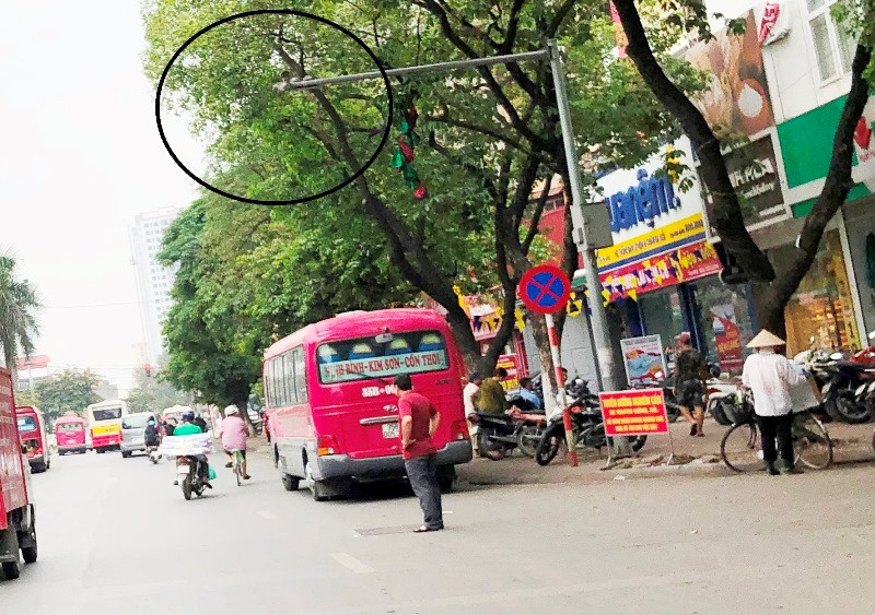 Xe khách vi phạm trên đường Kim Đồng mặc dù bên trên có hệ thống camera xử phạt xe vi phạm. Ảnh: A.Trọng