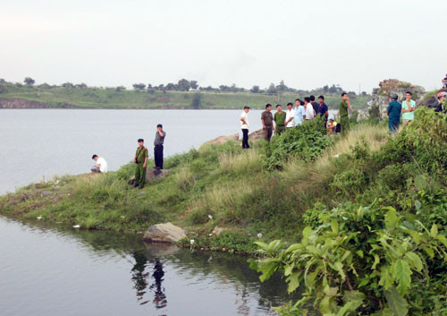 Lực lượng chức năng tìm kiếm thi thể chàng trai ở 'hồ đá tử thần'. Ảnh: An Nhơn