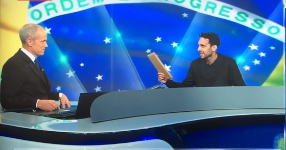 Ảo thuật gia Dymano giao phong bì có chứa đĩa CD lời dự đoán của mình cho chương trình. Ảnh chụp màn hình