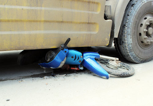 Đi khám bệnh, hai mẹ con chết thảm dưới bánh container