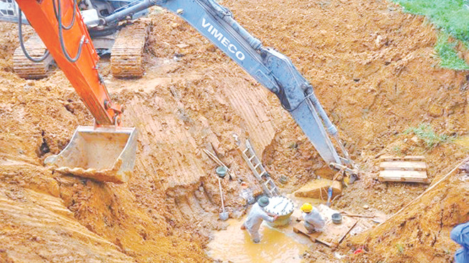 Tuyến dẫn nước sông Đà liên tục vỡ, mỗi lần khắc phục rất tốn kém. Ảnh: NT