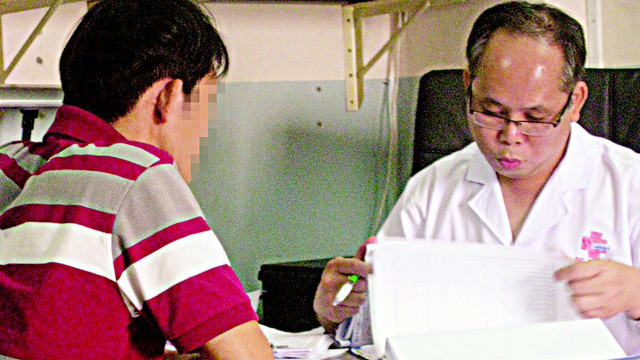 Bác sĩ đang tư vấn, khám bệnh nam khoa cho một bệnh nhân