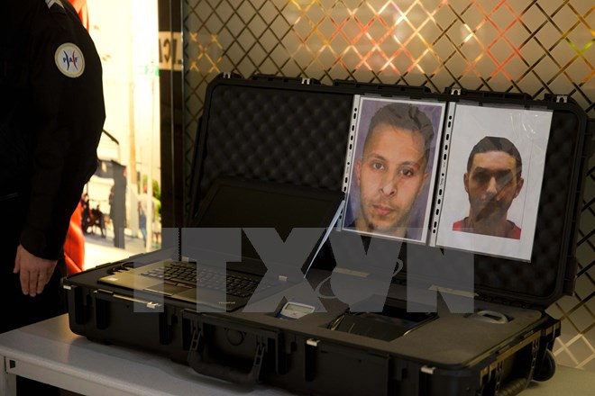 Thông báo truy nã đối tượng Salah Abdeslam (trái) và Mohamed Abrini (phải) tại sân bay Roissy-Charles-de-Gaulle ở ngoại ô thủ đô Paris, Pháp. (Nguồn: AFP/TTXVN)