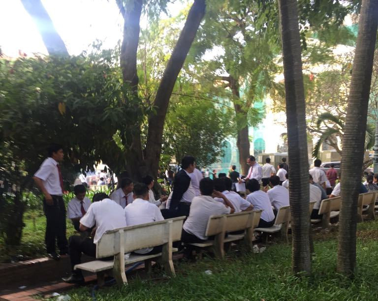 7h sáng nay hàng trăm tài xế VinaSun đã có mặt tại sân tòa án. Ảnh: Tân Châu