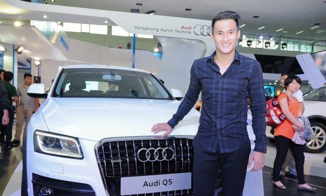 Được xả trại, Công Vinh tranh thủ quảng cáo ô tô