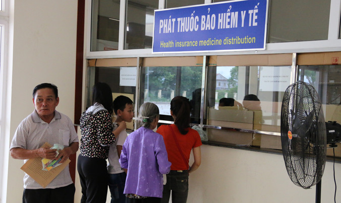 Người dân chờ phát thuốc BHYT tại Bệnh viện Đa khoa TX Hồng Lĩnh sáng 4/7.