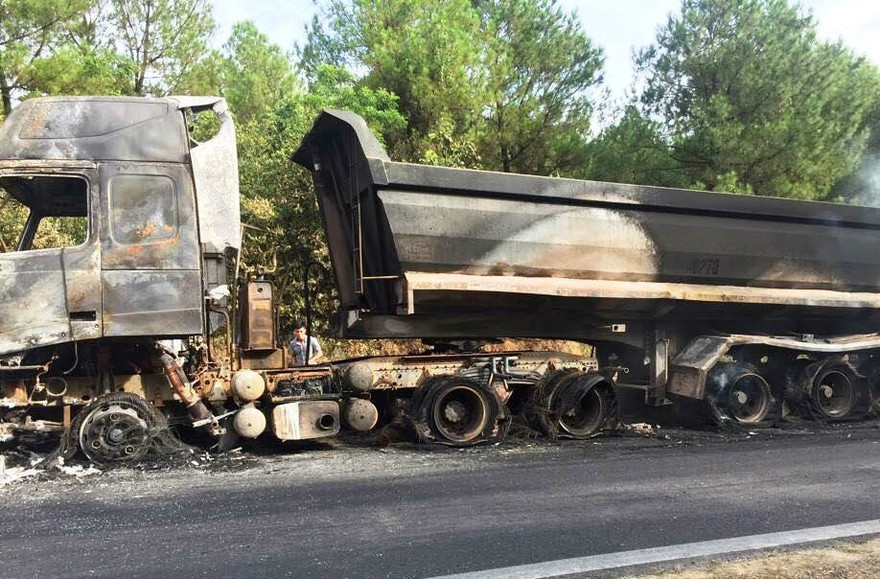 Chiếc xe đầu kéo bị cháy trơ khung trên quốc lộ 12C. Ảnh TK.