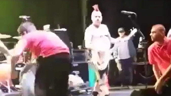 Ca sĩ “đầu gấu” đánh gục khán giả trên sân khấu