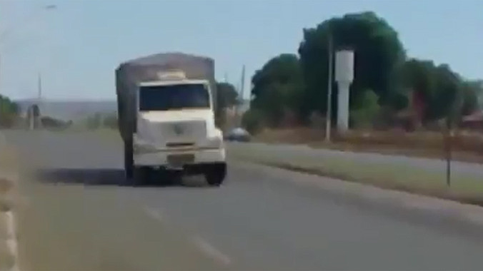 Thót tim cảnh xe tải đánh võng trên đường