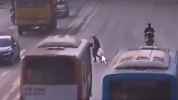 Tránh người qua đường, xe buýt đâm xe tải kinh hoàng