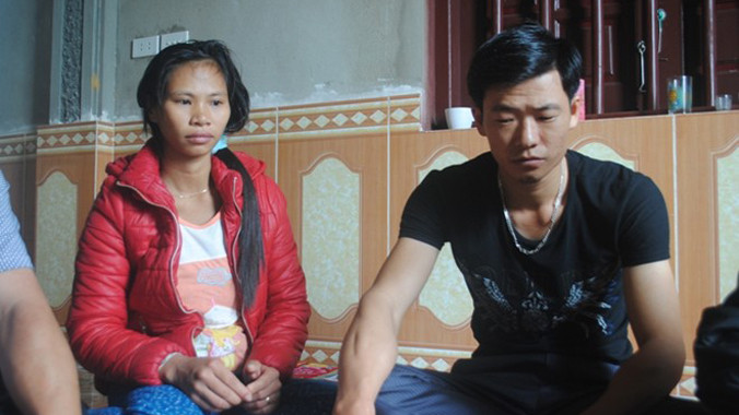 Vợ chồng chị Linh đau đớn trước cái chết của con trai, yêu cầu cơ quan chức năng làm rõ nguyên nhân vụ việc. Ảnh: Duy Cảnh (Zing). 