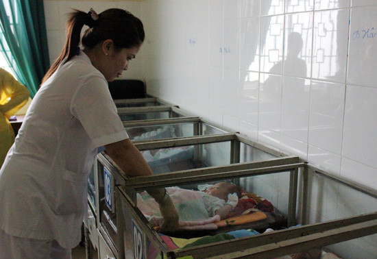 Cháy khoa nhi bệnh viện, sơ tán trẻ sơ sinh trong đêm