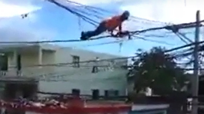 Thanh niên liều mạng tập chống đẩy trên dây điện