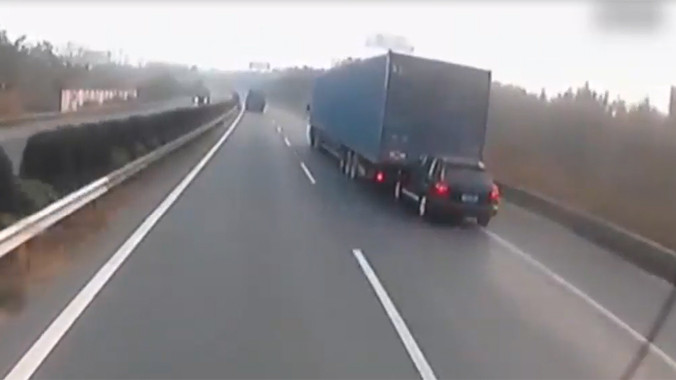 Porsche Cayenne mắc kẹt ở đuôi xe container sau tai nạn