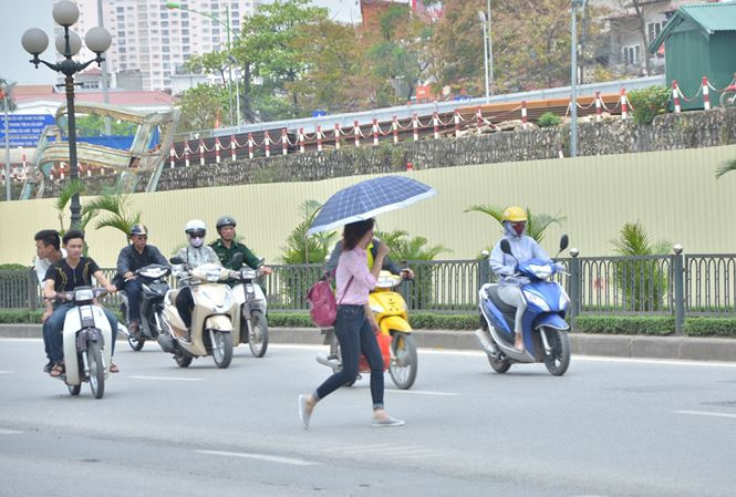 Người đi bộ qua đường nơi không có vạch sơn, biển báo. Ảnh: Thanh Hà