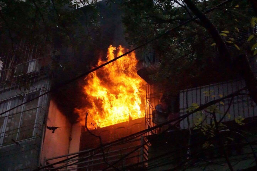 Hà Nội: Cháy lớn trên phố Lạc Nghiệp, khói đen bốc nghi ngút