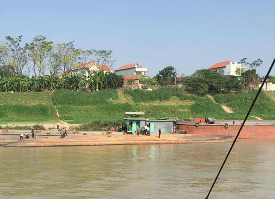 Một chiếc tàu bị lật úp trên sông sau cú va chạm.