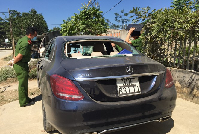 Chiếc xe Mercedes có vết máu bỏ bên đường.