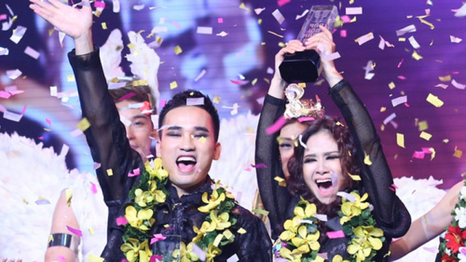 Giây phút đăng quang của cặp thí sinh Hà Duy - Dương Hoàng Yến.