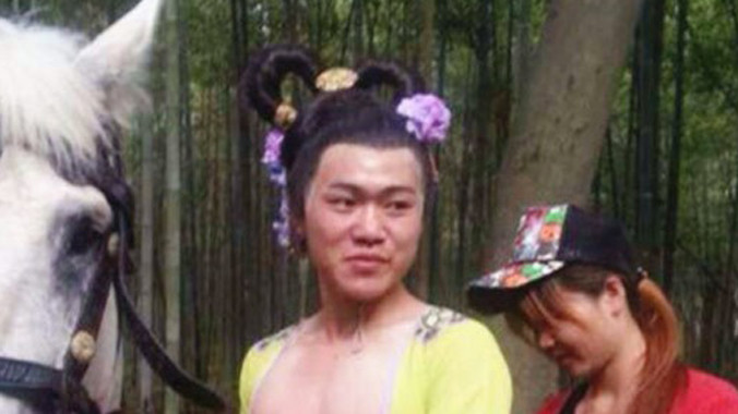 Đây chính là dung nhan của người đóng thế cho Võ Tắc Thiên ở những phân đoạn nguy hiểm. Nhiều fan đã không khỏi bật cười khi thấy tấm ảnh này.