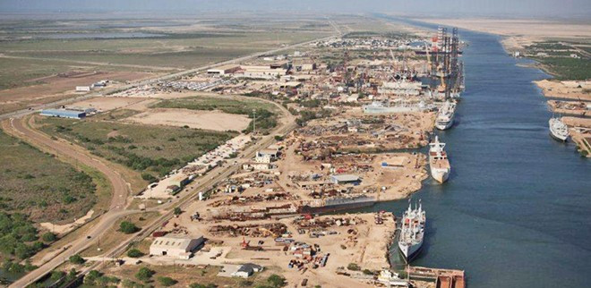 Hóa kiếp chiến hạm là công việc thường ngày ở xưởng tháo dỡ tàu Esco Marine nằm ở Brownsville, bang Texas, Mỹ. Những tàu chiến nhiều năm góp mặt trong biên chế hải quân được đưa về đây để xẻ thịt nếu chúng không được sử dụng vào mục đích khác.