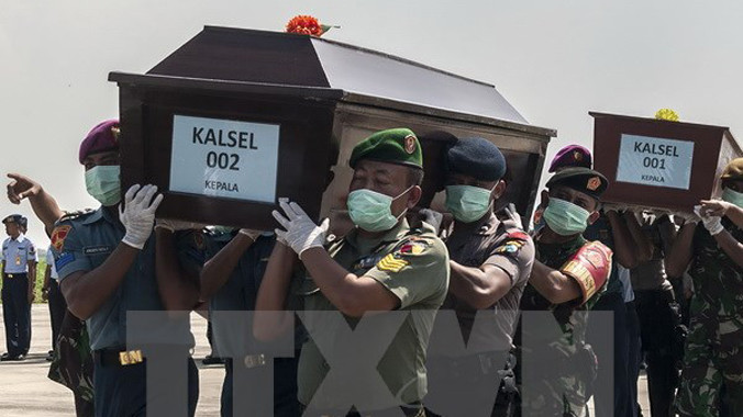 Binh sĩ Indonesia chuyển thi thể nạn nhân vụ máy bay QZ8501 tại Surabaya ngày 17/1 vừa qua. Ảnh: AFP/TTXVN.
