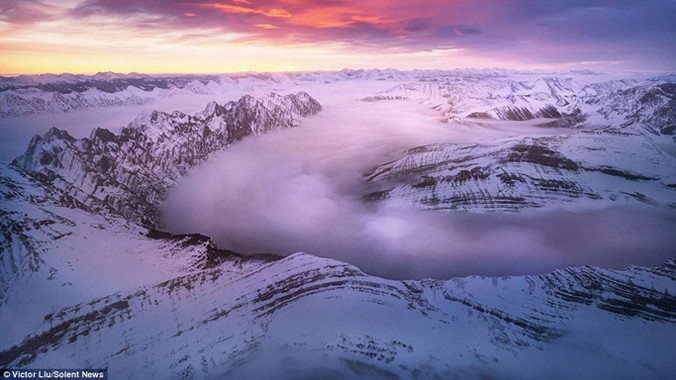 Dòng sông mây nằm dọc theo thung lũng của dãy Rockies, Canada.