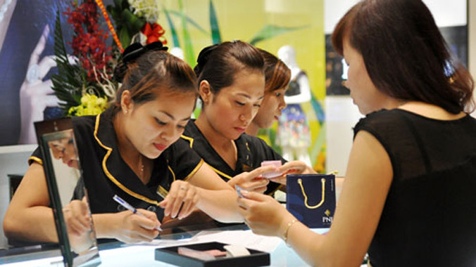 Giá vàng trong nước đang co hẹp dần khoảng cách với thị trường quốc tế.